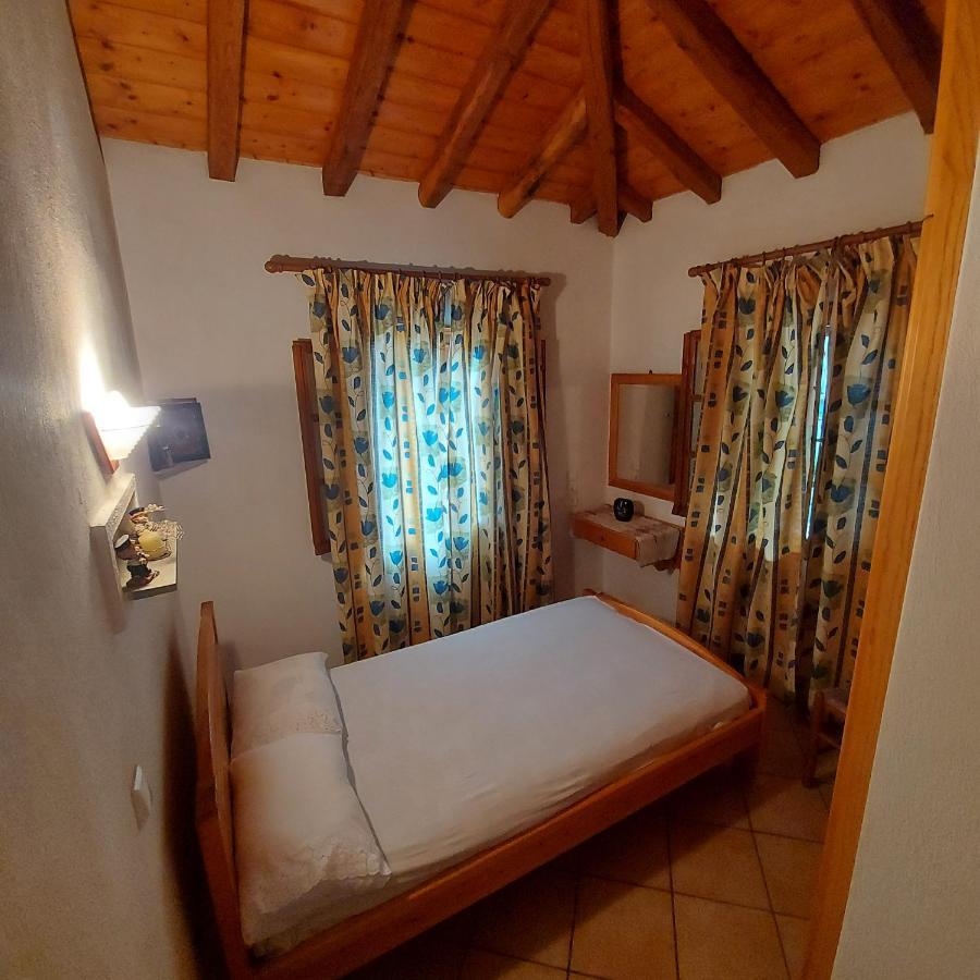 Villa Amfithea Moni Evaggelistrias ภายนอก รูปภาพ